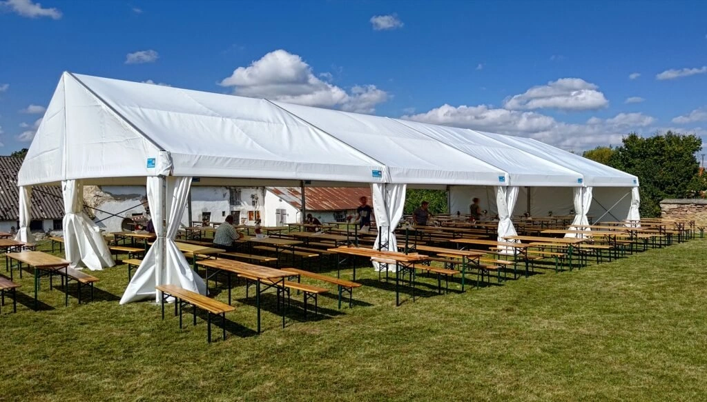 Exteriér velkokapacitního stanu